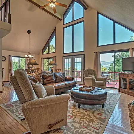 Villa Mountain Retreat With Decks, Hot Tub, And Games!